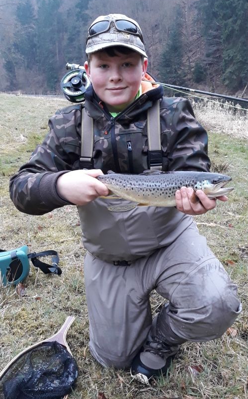 Unser Jungangler mit einer schönen Bachforelle. Petri